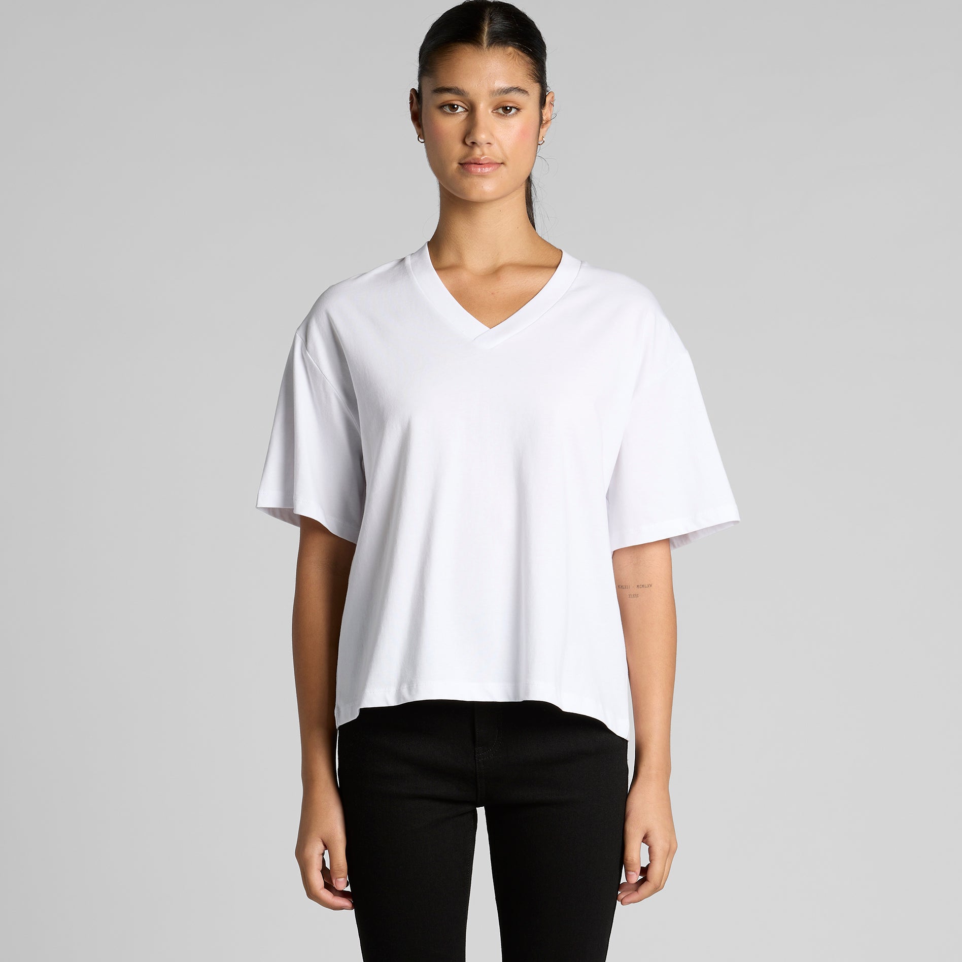 4095 WOS MARTINA V NECK TEE